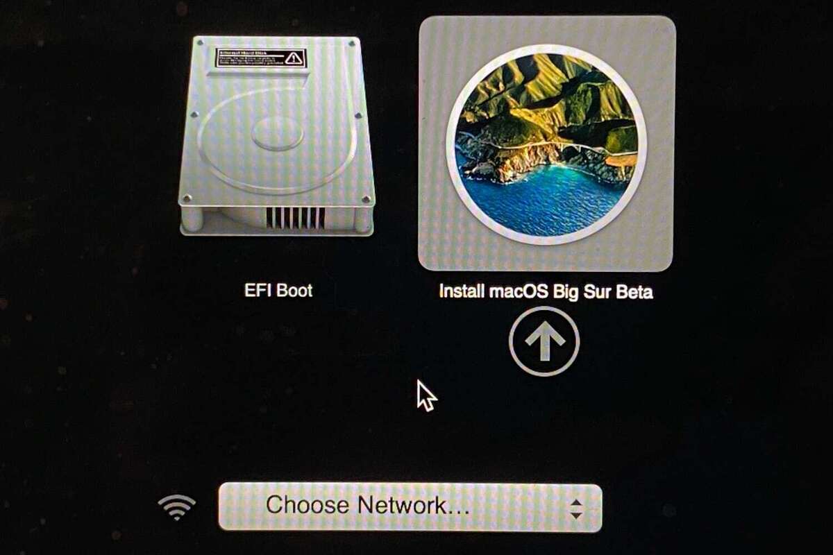 您的Mac将显示“启动管理器”,它将显示可用的启动驱动器。单击外部驱动器,然后按Return键。 您的Mac将显示“启动管理器”,它将显示可用的启动驱动器。单击外部驱动器,然后按Return键。