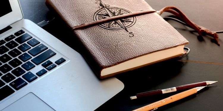 笔记本电脑放置在MacBook键盘旁边 笔记本电脑放置在MacBook键盘旁边