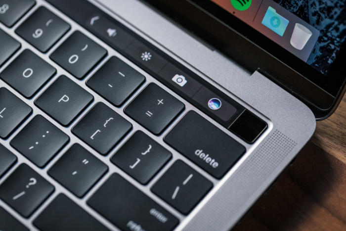 我自定义了控制条,以包括音量,亮度,屏幕截图按钮和Siri。 我自定义了控制条,以包括音量,亮度,屏幕截图按钮和Siri