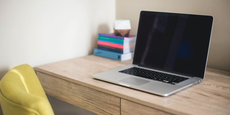 桌面上的MacBook 桌面上的MacBook