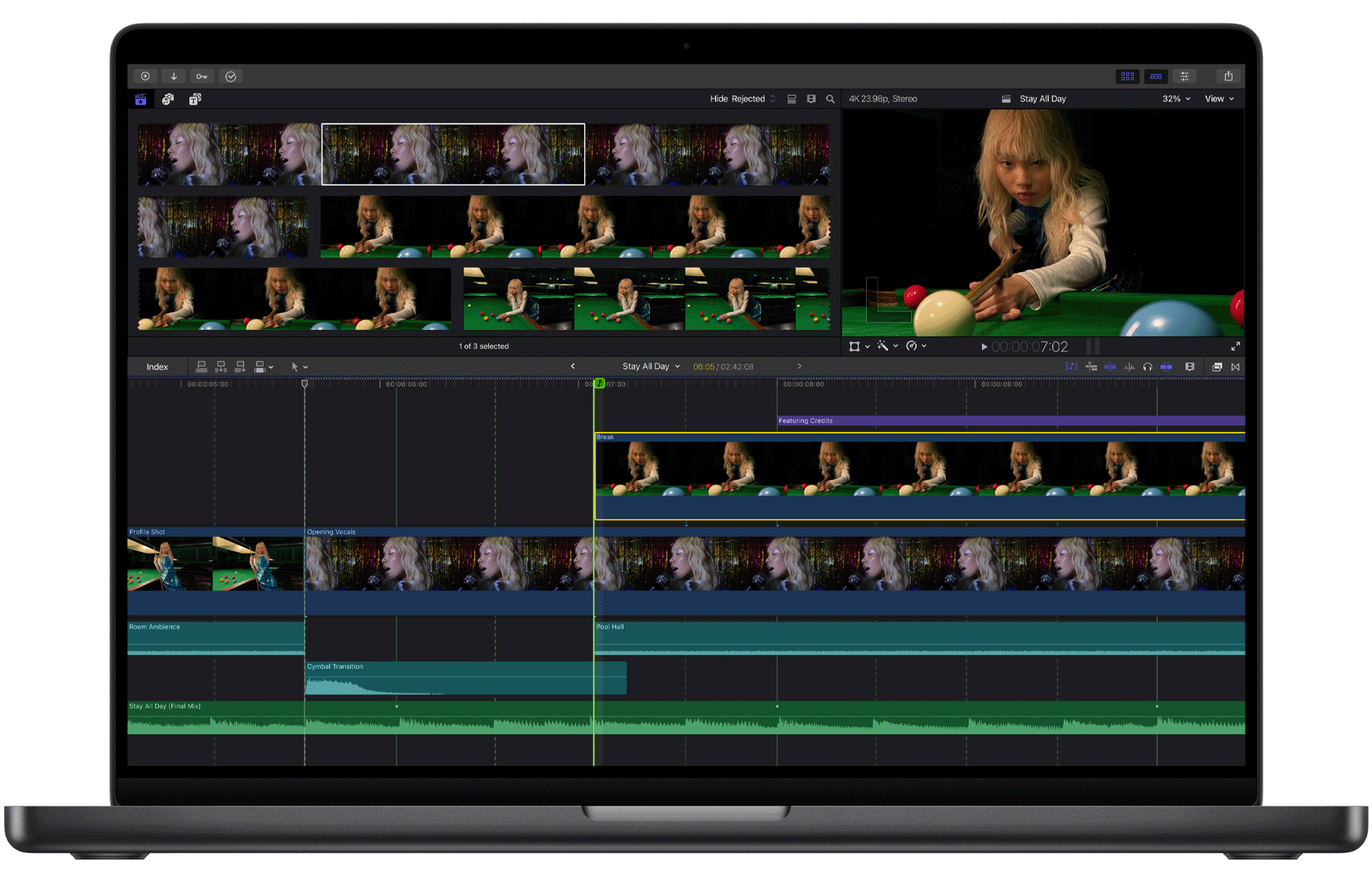 深空黑色 MacBook Pro 上显示着 Final Cut Pro 的节拍检测功能