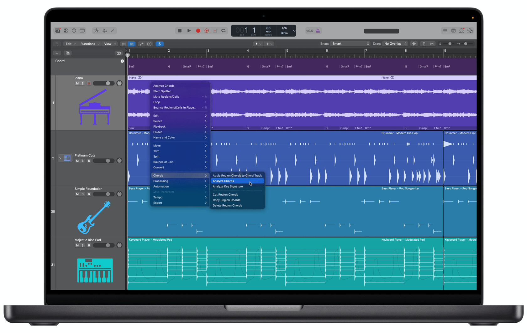 MacBook Pro 上显示着 Logic Pro 中的和弦 ID